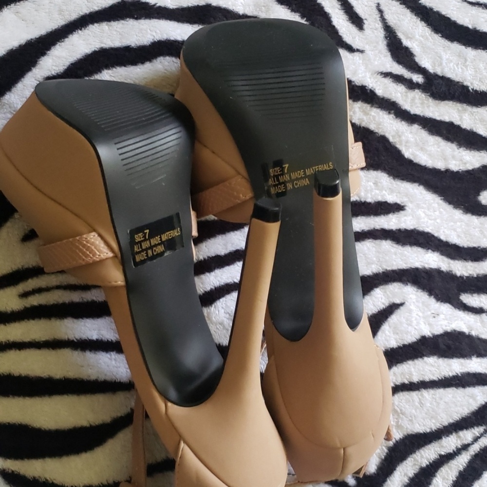 Heels - Picture 3 of 3